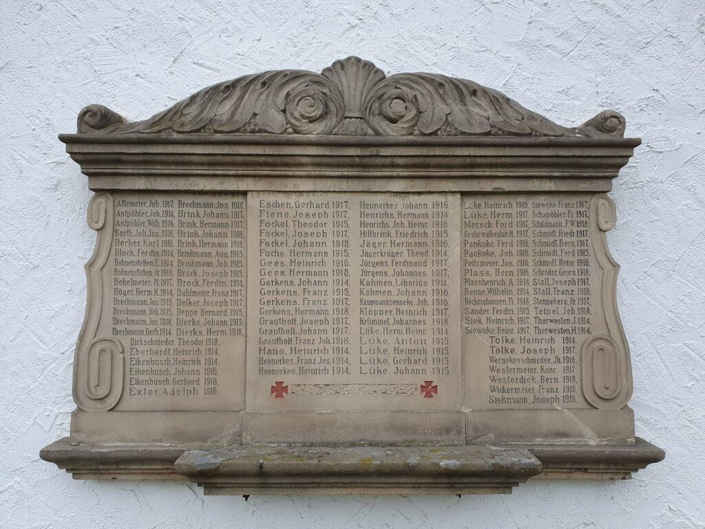 Das aktuelle Bild hat keinen Alternativtext. Der Dateiname ist: Die-Gedenktafel-an-die-Gefallenen-aus-Stukenbrock-des-1.-Weltkrieges-an-der-heutigen-Kirchenmauer.jpg